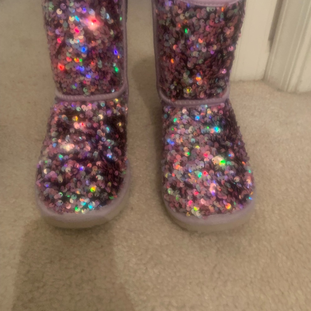 Pink/purple Sequin Uggs Kids Classic II size 6. Great Condition! Original Box!